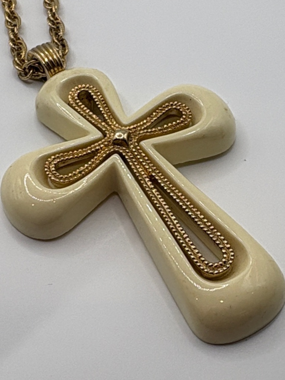 Vintage 1975 Sarah Coventry Gold-Tone Chain with Cream Cross Pendant - Picture 3 of 6